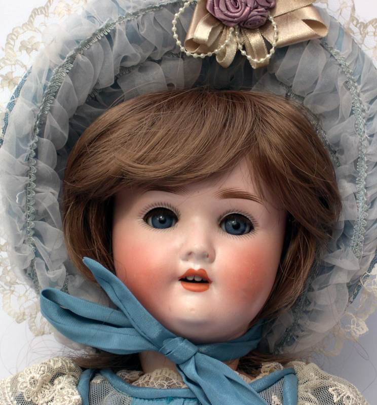 Schoenau & Hoffmeister 1906. A pretty girl doll who looks elegant in a lace-trimmed bonnet.