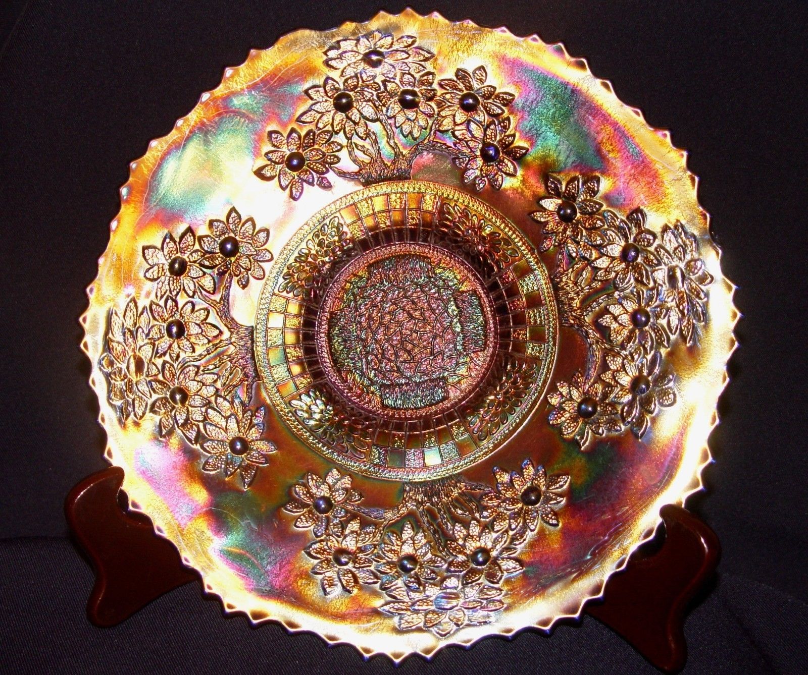 What is Carnival Glass video World Collectors Net