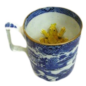 A SWANSEA CAMBRIAN POTTERY BLUE TRANSFER PRINTED FROG MUG