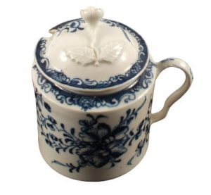 A Lowestoft blue and white mustard pot and cover with floral Mansfield pattern decoration