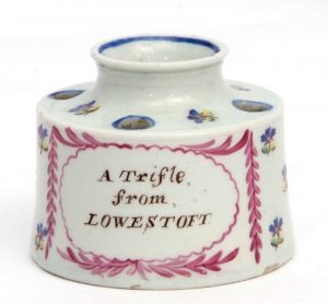 Rare Lowestoft Porcelain inkwell circa 1790