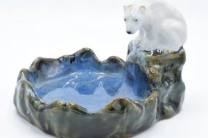 Royal Doulton stoneware soap dish bibelot of a polar bear by the side of a pond