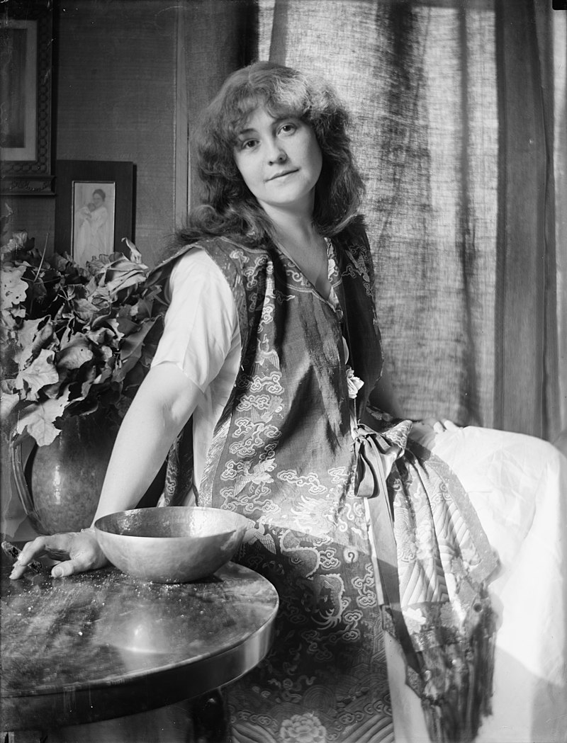 Rose O Neill illustrator and originator of the Kewpie doll posed in Gertrude Käsebiers New York City studio